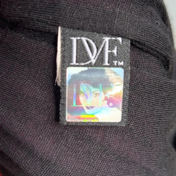 Diane  Von Furstenberg Silk Ananas Blouse, size 4 - Picture 8 of 9